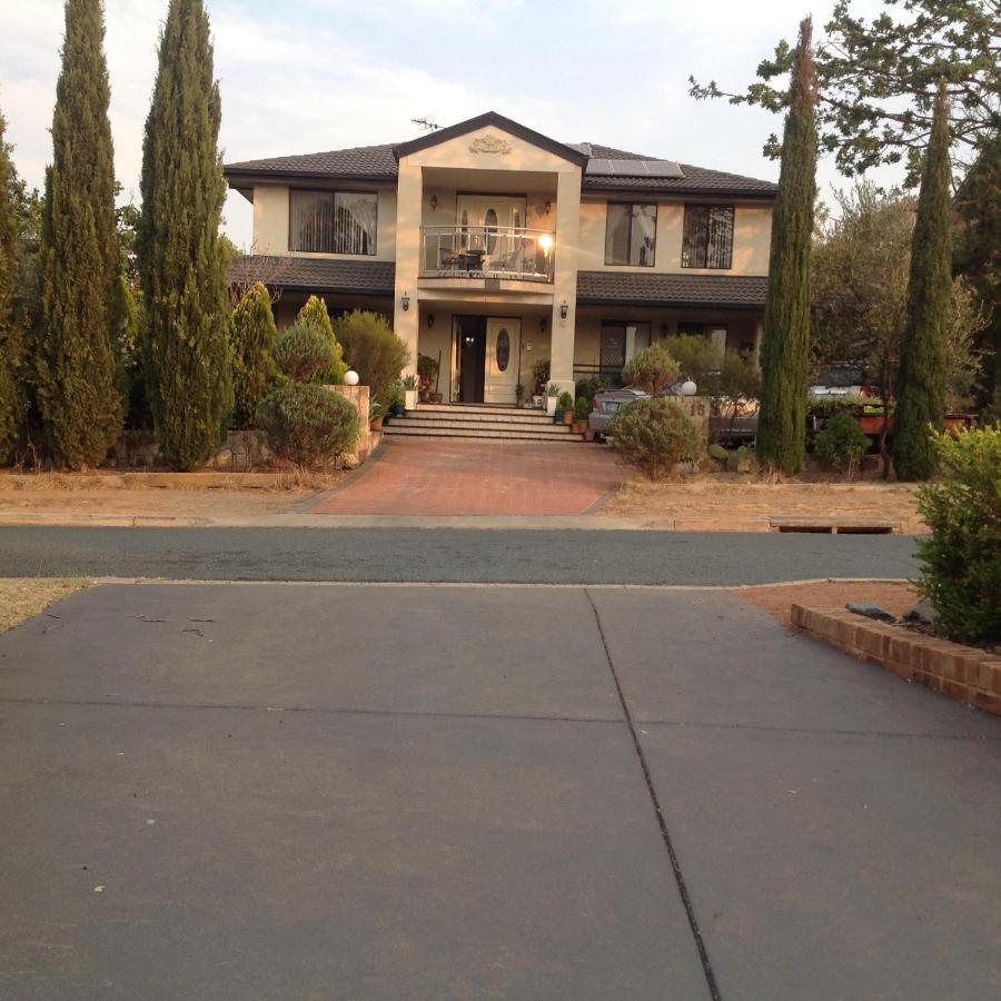 A Home Away From Home Camberra Exterior foto
